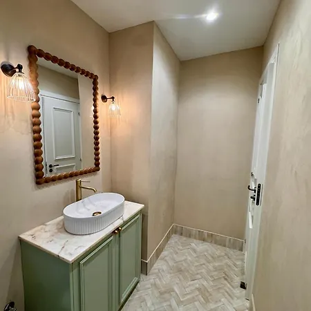 Liberty House - Two Bedroom Apartment *